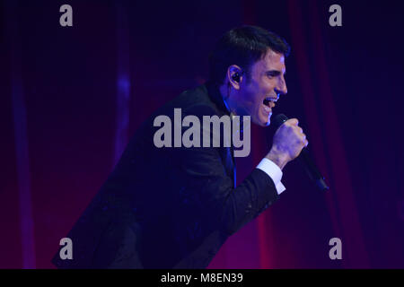 Napoli, Italia. 16 Mar, 2018. Sal Da Vinci, Italiano cantante e attore si esibisce dal vivo con il suo spettacolo 'Sinfonie in Sal maggiore" al Teatro Augusteo a Napoli. Foto Stock