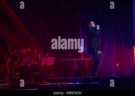 Napoli, Italia. 16 Mar, 2018. Sal Da Vinci, Italiano cantante e attore si esibisce dal vivo con il suo spettacolo 'Sinfonie in Sal maggiore" al Teatro Augusteo a Napoli. Foto Stock