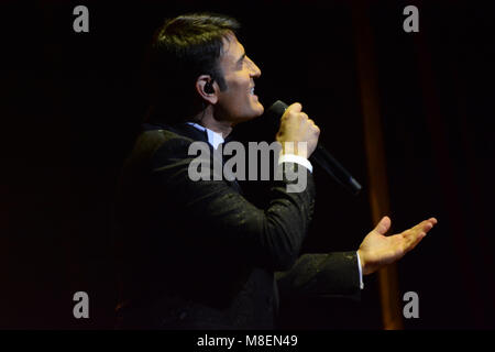 Napoli, Italia. 16 Mar, 2018. Sal Da Vinci, Italiano cantante e attore si esibisce dal vivo con il suo spettacolo 'Sinfonie in Sal maggiore" al Teatro Augusteo a Napoli. Foto Stock