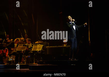 Napoli, Italia. 16 Mar, 2018. Sal Da Vinci, Italiano cantante e attore si esibisce dal vivo con il suo spettacolo 'Sinfonie in Sal maggiore" al Teatro Augusteo a Napoli. Foto Stock