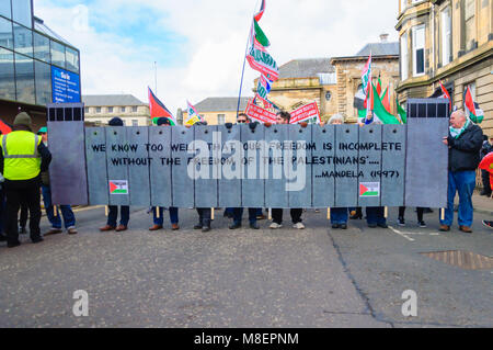 Glasgow, Scotland, Regno Unito. 17 Marzo 2018: anti-razzismo manifestanti marzo attraverso le strade della città da Holland Street a George Square. La manifestazione è stata organizzata da Stand fino al razzismo in Scozia ed è stata sostenuta da organizzazioni politiche, dei sindacati e dei gruppi della chiesa, il Consiglio musulmano della Scozia e lo Scottish Refugee Council. Le questioni principali sono l'opposizione alla marea crescente di razzismo, islamofobia, l' antisemitismo e la colpevolizzazione dei rifugiati e dei migranti. Credito: Berretto Alamy/Live News Foto Stock