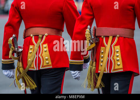 Londra, UK, 17 Mar 2018. Gli ufficiali a piedi la parata a terra prima di teh parade - Il Duca di Cambridge, il Colonnello delle guardie irlandesi, accompagnato dalla duchessa di Cambridge, ha visitato il primo battaglione irlandese Guardie a loro il giorno di San Patrizio Parade. Credito: Guy Bell/Alamy Live News Foto Stock