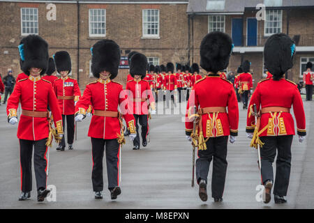 Londra, UK, 17 Mar 2018. Gli ufficiali a piedi la parata a terra prima di teh parade - Il Duca di Cambridge, il Colonnello delle guardie irlandesi, accompagnato dalla duchessa di Cambridge, ha visitato il primo battaglione irlandese Guardie a loro il giorno di San Patrizio Parade. Credito: Guy Bell/Alamy Live News Foto Stock