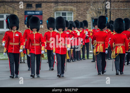 Londra, UK, 17 Mar 2018. Gli ufficiali a piedi la parata a terra prima di teh parade - Il Duca di Cambridge, il Colonnello delle guardie irlandesi, accompagnato dalla duchessa di Cambridge, ha visitato il primo battaglione irlandese Guardie a loro il giorno di San Patrizio Parade. Credito: Guy Bell/Alamy Live News Foto Stock