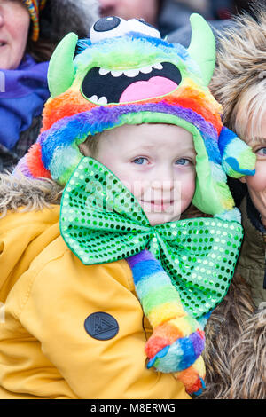 Belfast, Regno Unito.17 Marzo, San Patrizio Parade vi erano molti carri colorati e i costumi indossati durante la sfilata che meandered attraverso il centro della città Credito: Bonzo Alamy/Live News Foto Stock