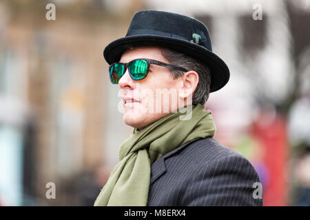 Belfast, Regno Unito.17 Marzo, San Patrizio Parade. Fresco guardando l'uomo verde con vetri azzurrati Credito: Bonzo Alamy/Live News Foto Stock