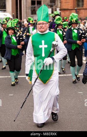 Belfast, Regno Unito.17 Marzo, San Patrizio Parade vi erano molti carri colorati e i costumi indossati durante la sfilata che meandered attraverso il centro della città Credito: Bonzo Alamy/Live News Foto Stock