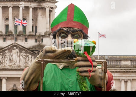 Belfast, Regno Unito.17 Marzo, San Patrizio Parade vi erano molti carri colorati e i costumi indossati durante la sfilata che meandered attraverso il centro della città Credito: Bonzo Alamy/Live News Foto Stock