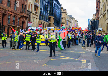 Glasgow, Scotland, Regno Unito. 17 Marzo 2018: anti-razzismo manifestanti marzo attraverso le strade della città da Holland Street a George Square. La manifestazione è stata organizzata da Stand fino al razzismo in Scozia ed è stata sostenuta da organizzazioni politiche, dei sindacati e dei gruppi della chiesa, il Consiglio musulmano della Scozia e lo Scottish Refugee Council. Le questioni principali sono l'opposizione alla marea crescente di razzismo, islamofobia, l' antisemitismo e la colpevolizzazione dei rifugiati e dei migranti. Credito: Berretto Alamy/Live News Foto Stock