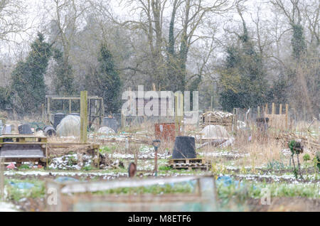 Leggera spolveratura di neve su un riparto in South Cambridgeshire, Regno Unito Foto Stock