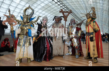 17 marzo 2018, Germania, Lipsia: Cosplayers in piedi nella hall di vetro alla fiera del libro di Lipsia. Quest'anno la fiera del libro è in esecuzione dal 15 al 18 marzo. Foto: Sebastian Willnow/dpa-Zentralbild/dpa Foto Stock