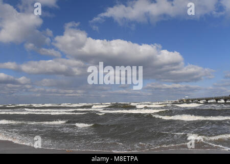 17 marzo 2018, Germania, Göhren: Mar Baltico onde si infrangono verso il basso sulla spiaggia dell'isola di Ruegen. Inverno pop la sua testa di nuovo appena prima del secondo il calendario, inizio di primavera con il gelo e tempeste nel mar Baltico. Foto: Stefan Sauer/dpa-Zentralbild/dpa Foto Stock