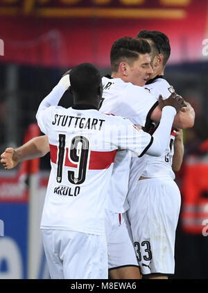 16 marzo 2018, Germania, Freiburg, calcio Bundesliga, SC Freiburg vs VfB Stoccarda al Schwarzwald-Stadion. Chadrac Akolo, Mario Gomez e Daniel Ginczek (l-r) di Stoccarda festeggiare il traguardo per 2:1. Foto: Patrick Seeger/dpa - WICHTIGER HINWEIS: Aufgrund der Akkreditierungsbestimmungen der DFL ist die Publikation und Weiterverwertung im Internet und in Online-Medien während des Spiels auf insgesamt fünfzehn Bilder pro Spiel begrenzt. Foto Stock