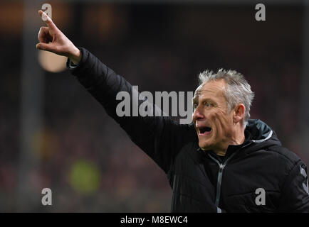 16 marzo 2018, Germania, Freiburg, calcio Bundesliga, SC Freiburg vs VfB Stoccarda al Schwarzwald-Stadion. Freiburg coach Christian Streich gesti. Foto: Patrick Seeger/dpa - WICHTIGER HINWEIS: Aufgrund der Akkreditierungsbestimmungen der DFL ist die Publikation und Weiterverwertung im Internet und in Online-Medien während des Spiels auf insgesamt fünfzehn Bilder pro Spiel begrenzt. Foto Stock