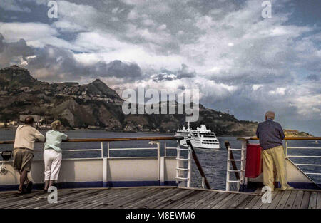 Taormina, Sicilia, Italia. Xvii Mar, 2018. La nave di crociera passeggeri vista di Taormina, una famosa tappa turistica sulla costa orientale della Sicilia, arroccato su una penisola rocciosa al di sopra del mare Ionio che si affaccia sulla città di Giardini Naxos Sicilia è diventato una popolare destinazione turistica. Credito: Arnold Drapkin/ZUMA filo/Alamy Live News Foto Stock