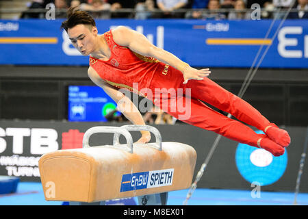 17 marzo 2018, Germania Stoccarda: Gymnastics World Cup, decicer, uomini della multi-disciplina, al Porsche-Arena. Della Cina di Wei Sun in azione sul cavallo. Foto: Sina Schuldt/dpa Foto Stock