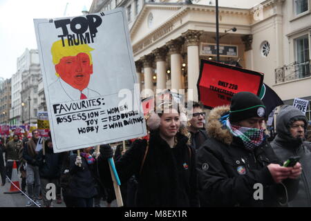 Londra, UK, 17 Mar 2018. Dimostranti presso le Nazioni Unite Anti-Racism marzo a Londra Credito: Alex Cavendish/Alamy Live News Foto Stock