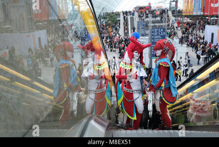 17 marzo 2018, Germania, Lipsia: Cosplayers sulla scala mobile nella hall di vetro alla Fiera del Libro di Lipsia. Quest'anno la fiera del libro è in esecuzione dal 15 al 18 marzo. Foto: Sebastian Willnow/dpa-Zentralbild/dpa Foto Stock