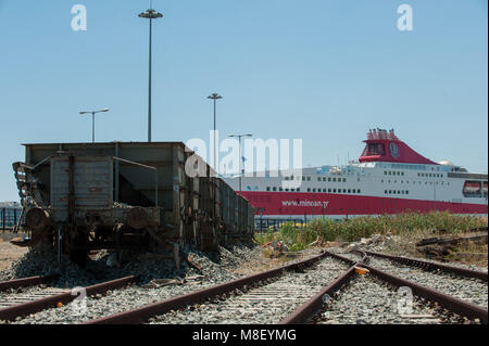 Pireo. Abbandonata la stazione ferroviaria. La Grecia. Foto Stock