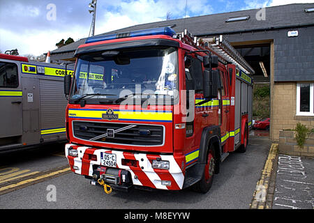 Bantry la stazione dei vigili del fuoco in West Cork hanno i loro motori fuori nel sole per asciugare dopo il lavaggio. Foto Stock