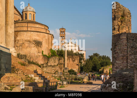 Roma, Italia. Roma, Italia. I visitatori di passeggiare nel Foro Romano. Il centro storico di Roma è un sito Patrimonio Mondiale dell'UNESCO. Foto Stock