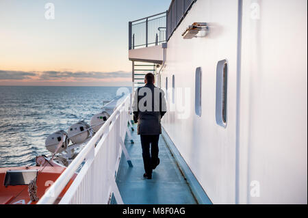 Un passeggero a bordo del traghetto tra Francia e Corsica prende nella vista dal ponte superiore. Foto Stock