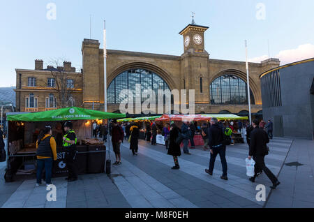 LONDON, Regno Unito - 7 Marzo 2018: vista generale del vero mercato alimentare al di fuori dalla stazione ferroviaria di King's Cross. Il mercato all'aperto si trova a King's Cross Foto Stock