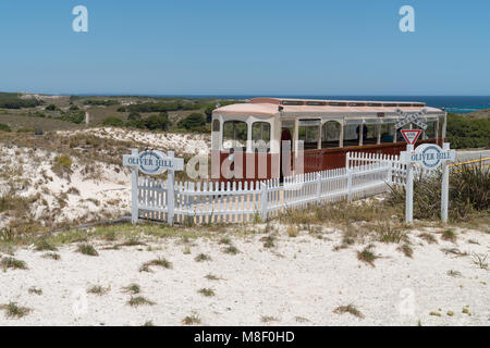 L'Isola di Rottnest, Australia - 22 gennaio 2018: Stazione ferroviaria sul Oliver Hill Lookout con vista panoramica su l'Isola di Rottnest on gennaio 22, 2018 Foto Stock