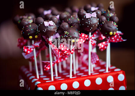 Cakepops disposti con dolci palline preparate da mangiare Foto Stock