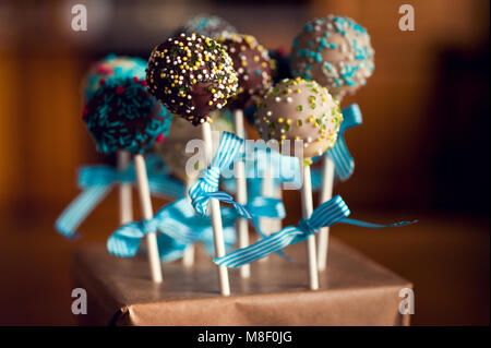 Cakepops disposti con dolci palline preparate da mangiare Foto Stock