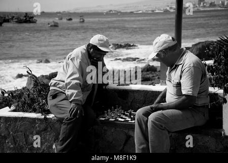 A scacchi all'aperto Foto Stock