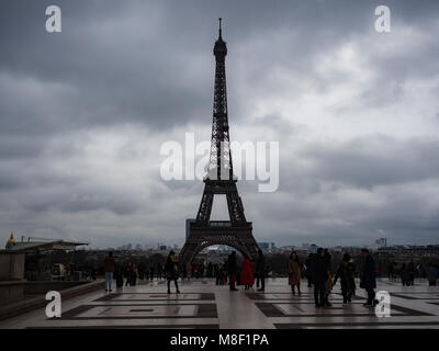 Parigi, Francia - 6 Gennaio 2018: Vista della Torre Eiffel dal Trocadero in una giornata di pioggia nera nuvole. Foto Stock