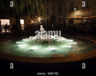 Vista notturna della fontana con la sirenetta nella piazza di Riva del Garda, Italia. Foto Stock