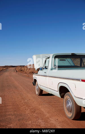 Stati Uniti d'America, Arizona, rotte pick up truck parcheggiato sulla strada del deserto Foto Stock