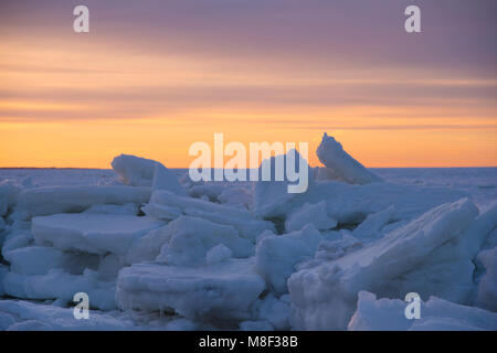 Stati Uniti d'America, Massachusetts, Eastham, Cape Cod, mare ghiacciato al tramonto Foto Stock
