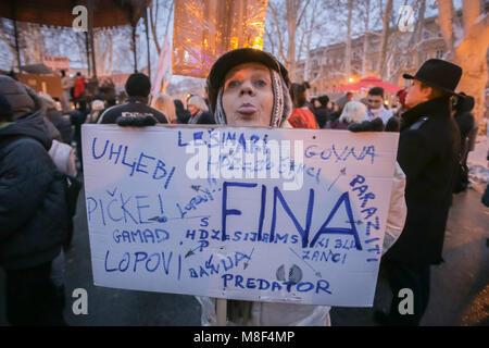 Zagabria, Croazia - 3 marzo, 2018 : Protester con scheda per protestare contro l'esecuzione finanziaria diritto, che terrorizzano finanziariamente bloccato peo Foto Stock