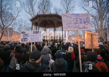 Zagabria, Croazia - 3 marzo, 2018 : i manifestanti con le schede che protestavano contro l'esecuzione finanziaria diritto, che terrorizzano finanziariamente bloccato p Foto Stock