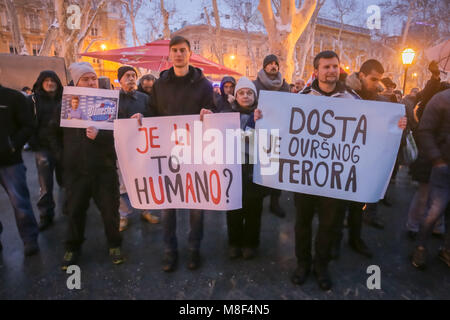 Zagabria, Croazia - 3 marzo, 2018 : manifestanti con cartelli di protesta contro la finanziaria la legge di esecuzione che è terrorizzato finanziariamente peopl bloccato Foto Stock