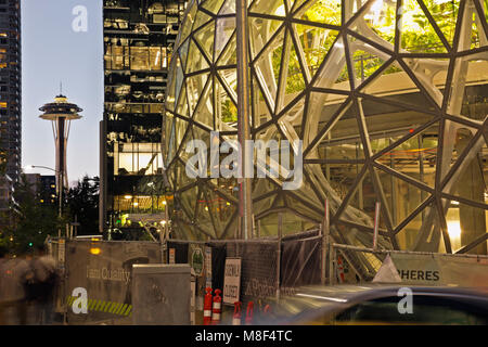 WA13865-00...WASHINGTON - una delle biosfere amazzoniche piene di piante esotiche e lo Space Needle nel centro di Seattle, alla 6th e Lenora. 2017 Foto Stock