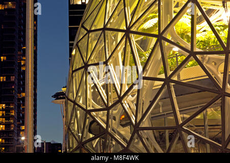 WA13872-00...WASHINGTON - una delle biosfere amazzoniche piene di piante esotiche e lo Space Needle nel centro di Seattle, al 6th e Lenora. 2017 Foto Stock