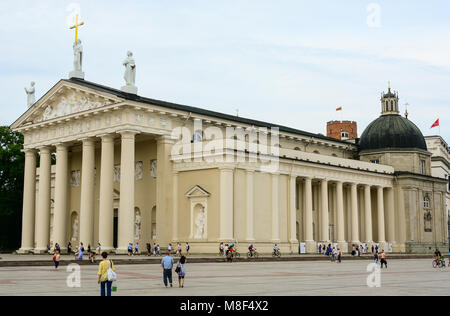 Vilnius, Lituania - 3 Agosto 2017: Piazza del Duomo e la cattedrale di Vilnius - la chiesa cattolica romana costruita nel 1779-1783 Foto Stock