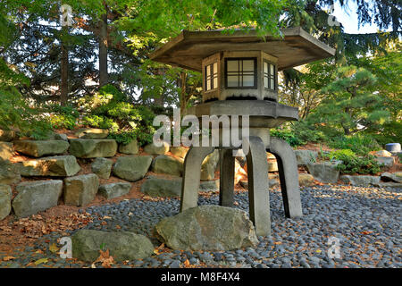 WASHINGTON - Questo duecento anni lanterna di pietra e da una fila di alberi di ciliegio che erano doni da Seattle e la sorella di città di Kobe, ora si trova a Seattle. Foto Stock