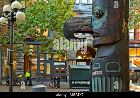 WA13880-00...WASHINGTON - Tlingit Indian Totem pole e il Pioneer Building, costruito nel 1892, situato a Seattle Pioneer Square. 2017 Foto Stock