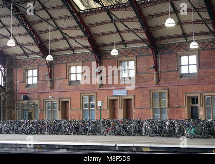 Marzo 2018 - Righe di moto sulla piattaforma della stazione di Bristol Temple Meads Foto Stock