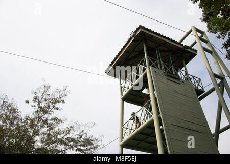 13 Gennaio 2018,Nakornrachasima,Thailandia. soldato jumping torre cavo attività outdoor per la pratica parachute Foto Stock