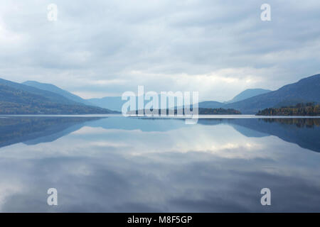 Silenzio, acqua e montagne in Norvegia Foto Stock