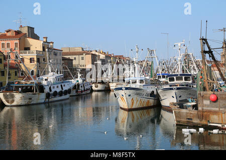 Chioggia, VE, Italia - 11 Febbraio 2018: molte barche da pesca ormeggiate nel porto industriale Foto Stock