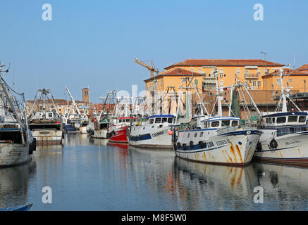 Chioggia, VE, Italia - 11 Febbraio 2018: ampia canal di acqua con molte barche da pesca Foto Stock