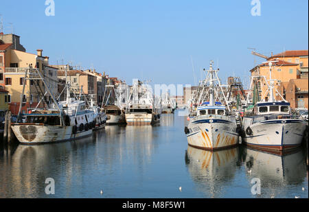 Chioggia, VE, Italia - 11 Febbraio 2018: molti ormeggiate barche da pesca vicino al mare adriatico Foto Stock