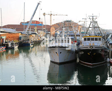 Chioggia, VE, Italia - 11 Febbraio 2018: grandi barche da pesca ormeggiate nel porto industriale sul mare adriatico Foto Stock